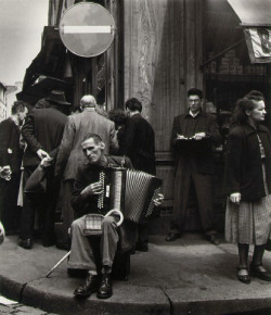 adanvc:  L’accordeoniste, rue Mouffetard.