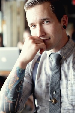 elvenink:  Green Eyes, Full Sleeve, Gentlemen’s Haircut, Gauges..yeah, found my perfect man. 