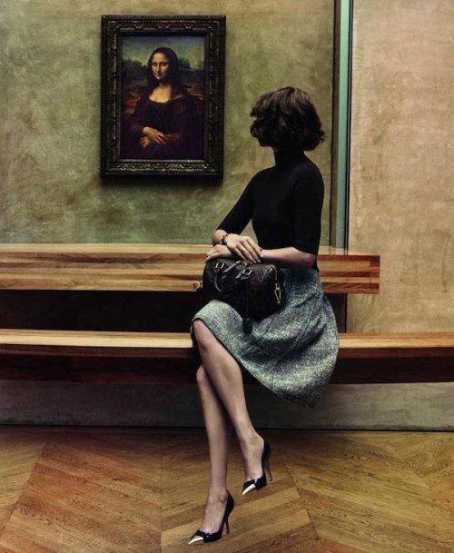 haute-vanity:wgsn:Arizona Muse admires the Mona Lisa in this exquisite still from @LouisVuitton&rsqu