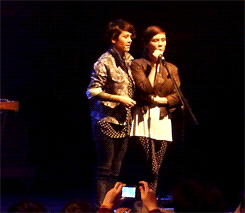 Tegan and Sara ‘make a photo’ for fans [x]