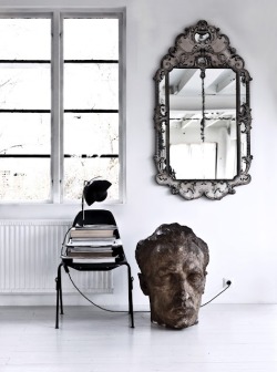 verdire:  thebowerbirds:  Source: Bo Bedre Gorgeous mirror! I’m a massive fan of anything collected and worn.  wow