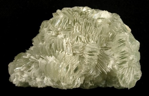 Tarbuttite sheaves with Skorpionite crystals