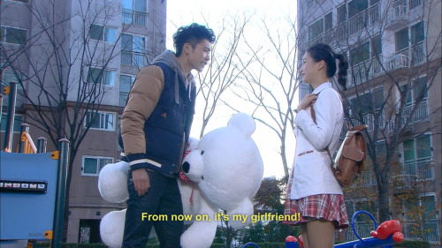 boxcutterlover:  Greatest KDrama Moments » Ba Wool brings a gift to his girlfriend only to find her with another man. 