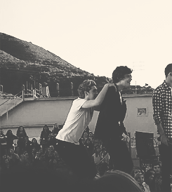 onedirectionstraighttohell:  the fact that they can all give niall a piggyback ride so easily is so cute to me  ugh  niall ‘light as a feather’ horan  zayn’s got lil chicken legs and he can still carry him around like nothing 