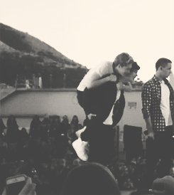 onedirectionstraighttohell:  the fact that they can all give niall a piggyback ride so easily is so cute to me  ugh  niall ‘light as a feather’ horan  zayn’s got lil chicken legs and he can still carry him around like nothing 