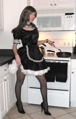 susannasuckscock:  cindfullgurl:  Behind every successful woman is a sissy maid cleaning her house…   Can I have her job??