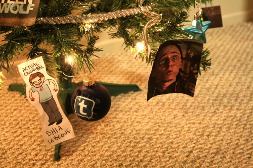 bookshop:oh my god I WANT A TREE LIKE THISOMG CAN I HAVE A FANDOM CHRISTMAS *_____*