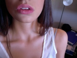 meowbella:  my lips and collarbone are rad