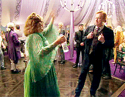 kittykat1087:  imsirius:  Mark Williams and Julie Walters behind the scenes of Bill&amp;Fleur’s wedding  This should have just been put in the movie, as mr and mrs weasley probably dance just like this. 