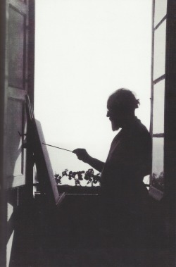 fantomas-en-cavale:  Henri Matisse dans son appartement de Nice, fin des années 1910 