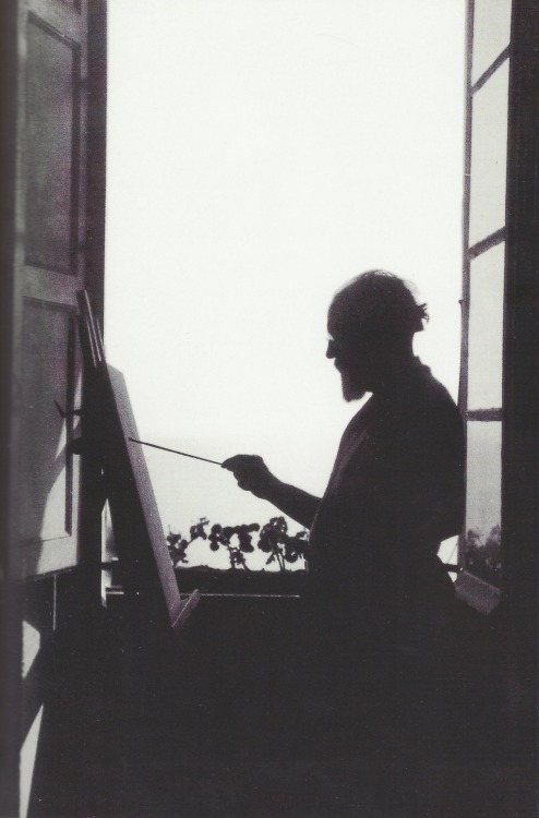 fantomas-en-cavale:Henri Matisse dans son appartement de Nice, fin des années 1910
