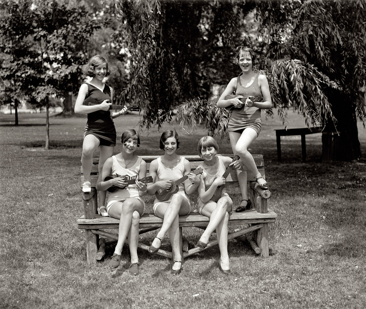 silentcuriosity:   July 9, 1926. Washington, D.C. “Girls in bathing suits with