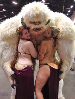 fuckyeahnerdpr0n:  It is a good thign ther eare women that like large scary beasts 