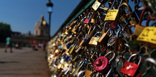 La chaos et la simplicité ou l'inestimable parisien
Le moral dans les catacombes, Paris nous est bien gris. Les yeux usés par les déceptions, on rêve de New York, Montréal, Beyrouth ou parfois pire… de province ! Consolons-nous comme on peut, nous ne...