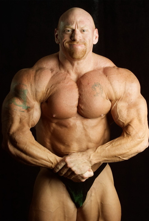 muscleaddict:  A Big Red Head Hunk! 