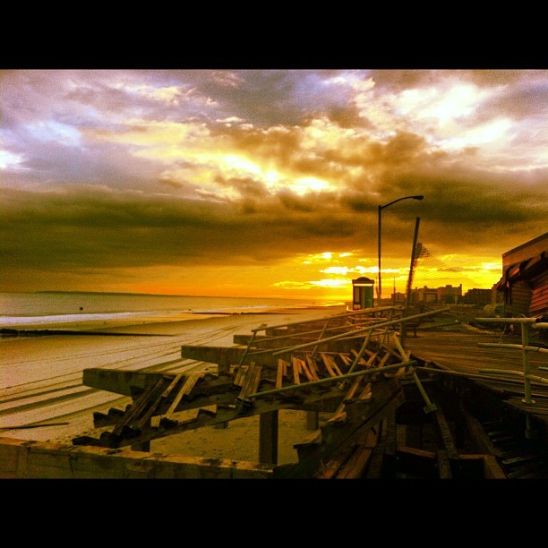 Rockaway Beach (via insidecaracas)