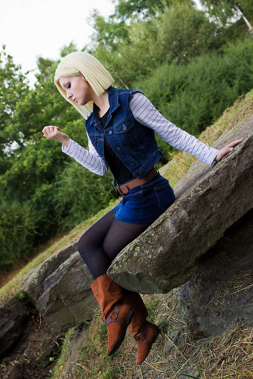 rippedmyarmsoff:  meximike:  tonaaaaay:  haha yes  this is crazy!  Android 18. Yes.  I need to revamp my cosplay to look this good.