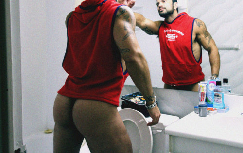 machodesungao:  roganrichards:  as promised another glimpse of the gear ES/ADDICTED sponsored me with for my USA “World Domination” tour!  http://www.machodesungao.tumblr.com/