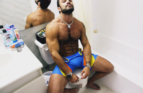 machodesungao:  roganrichards:  as promised another glimpse of the gear ES/ADDICTED sponsored me with for my USA “World Domination” tour!  http://www.machodesungao.tumblr.com/