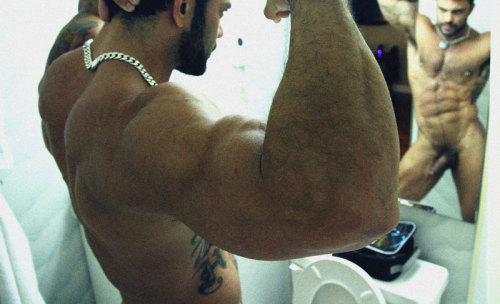 machodesungao:  roganrichards:  as promised another glimpse of the gear ES/ADDICTED sponsored me with for my USA “World Domination” tour!  http://www.machodesungao.tumblr.com/