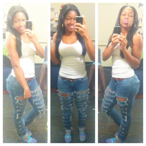 sweettbynature:  No make up, loving my body. 😘
