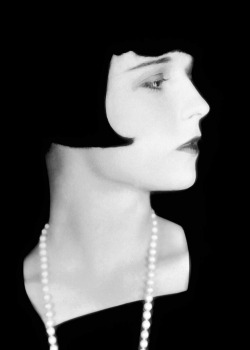 harlow-jean:   “A well dressed woman, even though her purse is painfully empty, can conquer the world.”  Happy Birthday , Louise Brooks  (November 14, 1906 – August 8, 1985) 