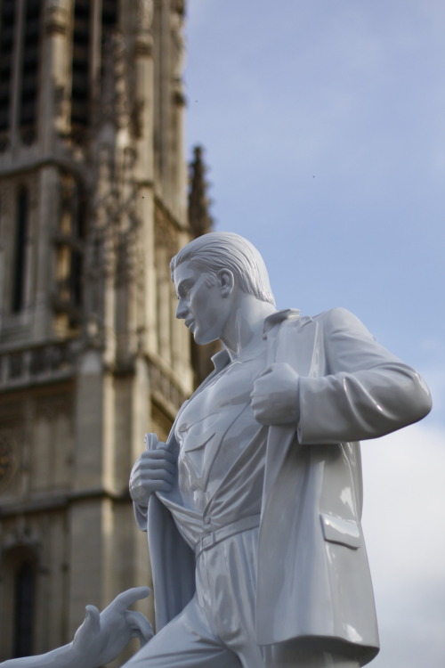 alwaysstayawayfromwheaties:so in front of the louvre there is a statue of batman and supermanand i t