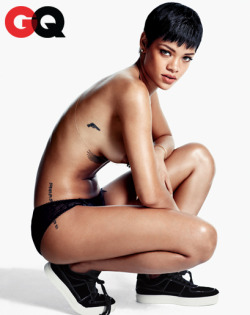 nakedsexycelebs:  Rihanna