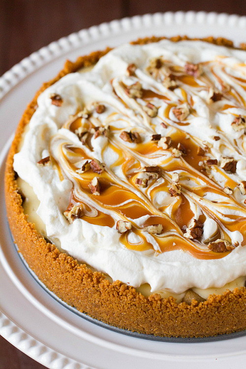 deliciousfood1:Caramel apple cheesecake piehttp://www.browneyedbaker.com/2012/11/12/caramel-apple-ch