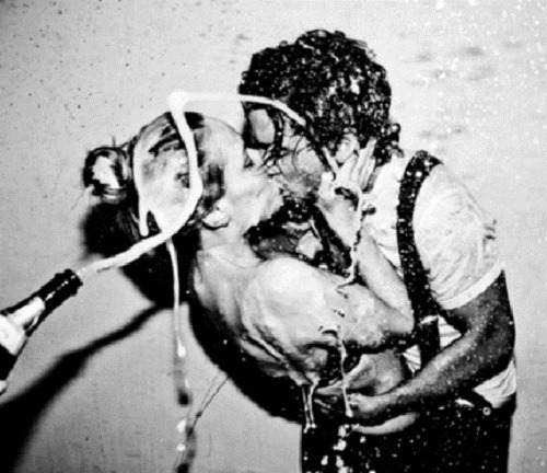 lustingwander:  vlume:  Kate Moss and Johnny Depp covered in champagne      