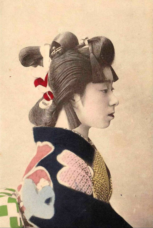 Photo profile of a young woman in kimono with elaborate hair-do. Japan, early 20th century