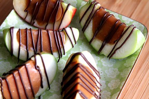 salute-evita:  gastrogirl:  inside out caramel apple slices.  YES.