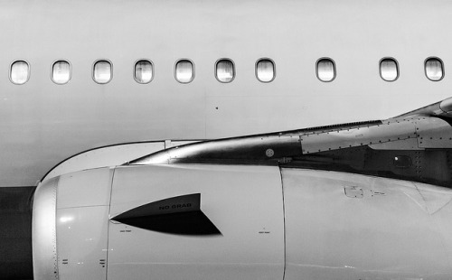 l-aeroport:  windows on an A321 by angeloangelo on Flickr.