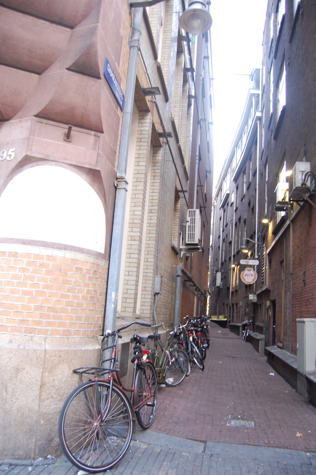 Uma ruela estreita nas ruas de Amsterdam.
Várias bicicletas parados por ali.. não é o lugar mais belo do mundo?