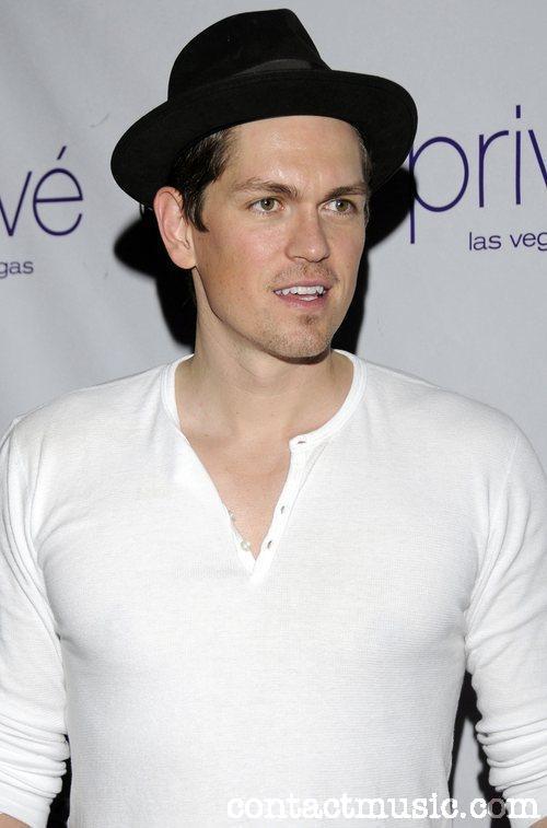 celebritynudes:  byo-dk—celebs:  Name: Steve Howey Country: USA Famous For: Actor