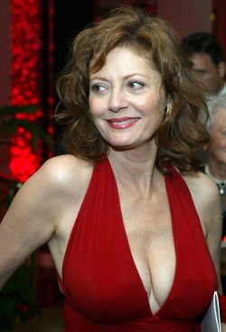 nudes-des-artiste:  Women We Love: Susan SarandonThe stupendous Susan Sarandon displaying a lot of truly wonderful cleavage and a big smile. I’ve always loved her looking at her face as much as her breasts. By the way, she did a pretty sexy lesbian