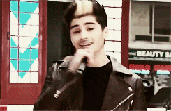tomhard-y:  favorite one direction videos ►Kiss you (Today Show) 