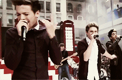 tomhard-y:  favorite one direction videos ►Kiss you (Today Show) 