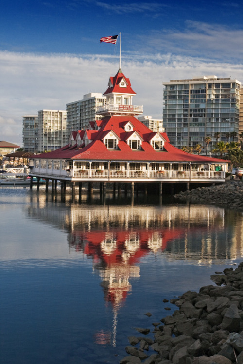 (via Reflections of Americana, a photo from California, West | TrekEarth)Coronado, California, USA