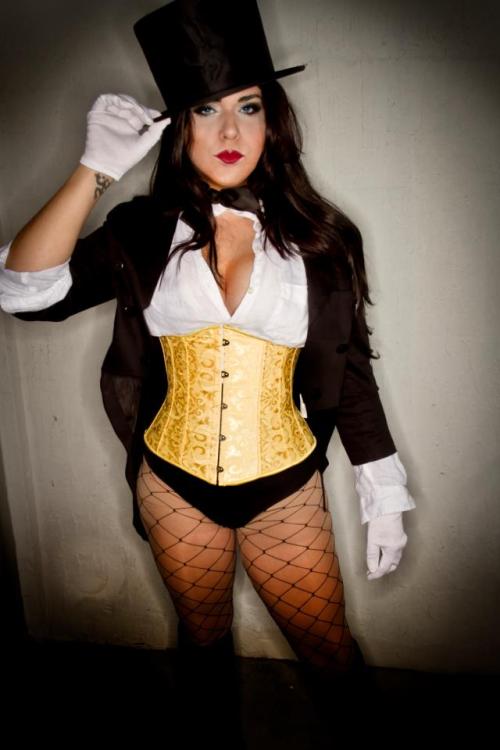 comicbookcosplay:   My Zatanna Zatara Cosplay, Photo by: Parlit Photography Submitted by miss-lolaleon [facebook.com/LolaMarieCosplay]   foi essa dai leozeras? essa dai o que? é a zatana essa ai