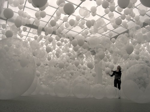 My friend Melina just sent me this knowing my passion for balloons!!! Balloon Rooms by William Forsy