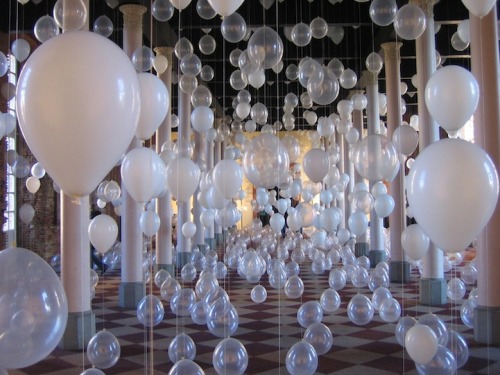 My friend Melina just sent me this knowing my passion for balloons!!! Balloon Rooms by William Forsy