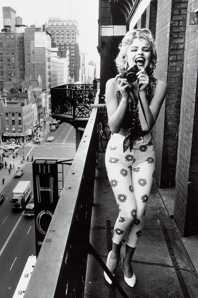 eternalmarilynmonroe:  vintagegal:   Eva Herzigova for Guess photographed by Ellen