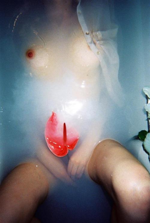 boudoirboudoir:  http://irene-eroticfanzine.com/events adult photos