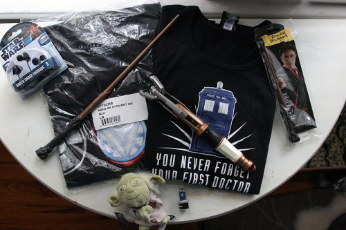 lifesucksthenyouregenerate:  RANDOM FANDOM GIVEAWAY: With the upcoming holidays, I’ve decided to do another giveaway! This one is not really planned and not everything is new. Butttt it is all free so! What’s included: Eleventh Doctor’s Sonic Screwdriver