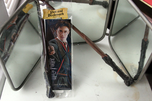 lifesucksthenyouregenerate:  RANDOM FANDOM GIVEAWAY: With the upcoming holidays, I’ve decided to do another giveaway! This one is not really planned and not everything is new. Butttt it is all free so! What’s included: Eleventh Doctor’s Sonic Screwdriver