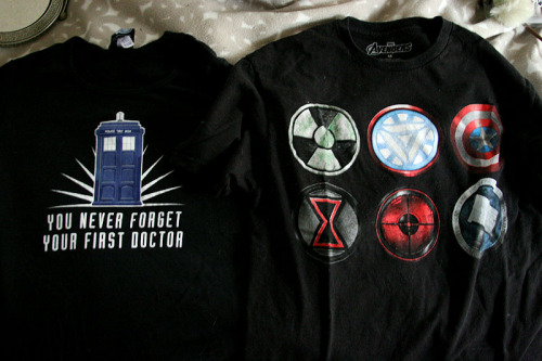 lifesucksthenyouregenerate:  RANDOM FANDOM GIVEAWAY: With the upcoming holidays, I’ve decided to do another giveaway! This one is not really planned and not everything is new. Butttt it is all free so! What’s included: Eleventh Doctor’s Sonic Screwdriver