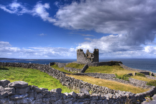 archaicwonder:O’Brien’s Castle on Inis Oírr in the Aran Islands was built in the 