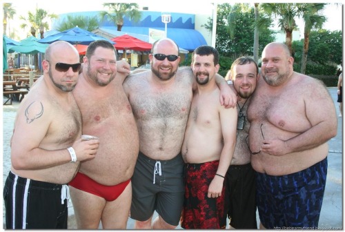 bebearmyfriend:  Me pido el de speedos rojos :-)