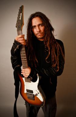 1 of my favt guitarists from 1 of my favt bands  KoЯn \m/ ]:)